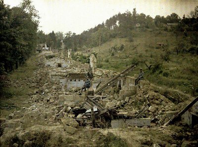 Trois soldats dans les ruines de l